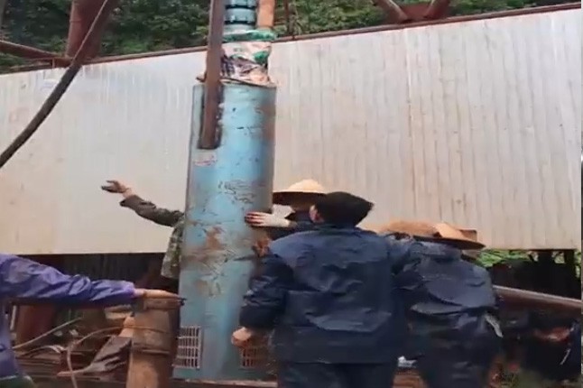 越南河内锡矿主潜水泵安装进行中